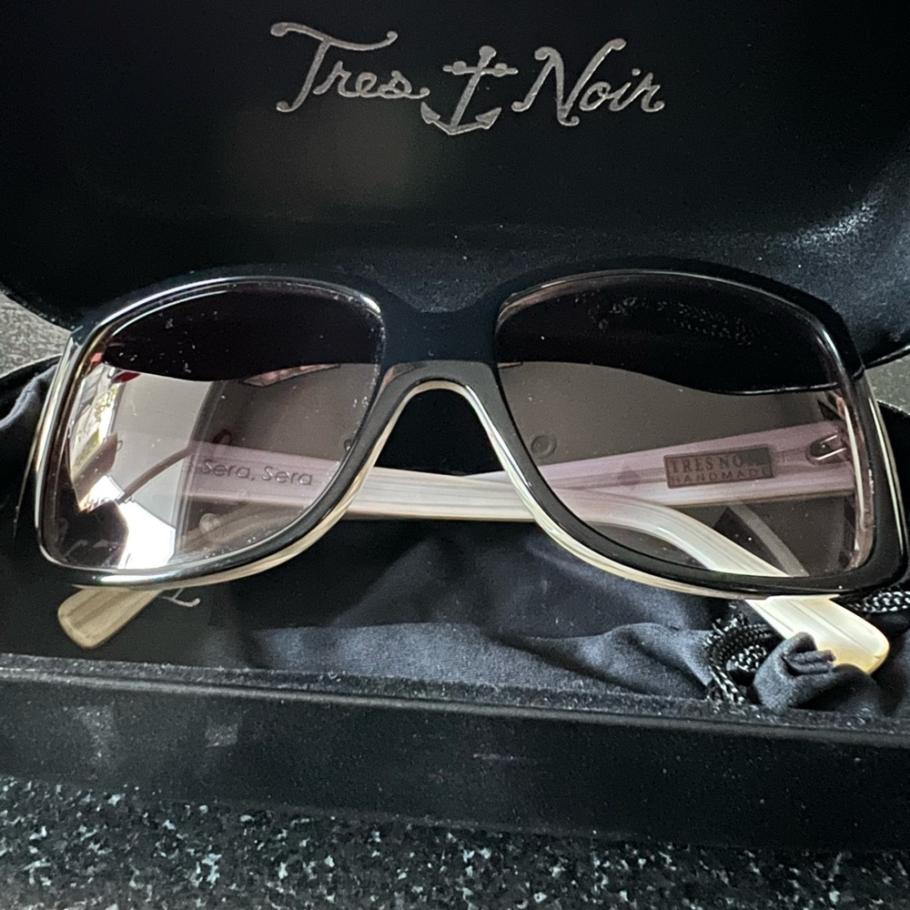 Tres Noir Que Sera Black Sunglasses.